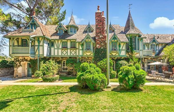 2270 Cross St, a castle in La Canada